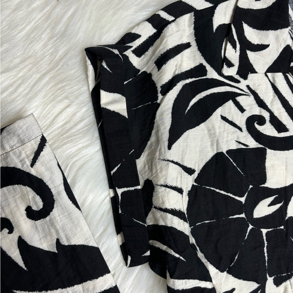 🖤 Abstract Short Sleeve Top 🖤 - Picture 3 of 3